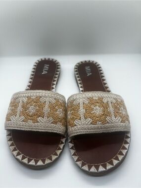 MIA Women’s Cream and Tan Crochet Slide Sandals